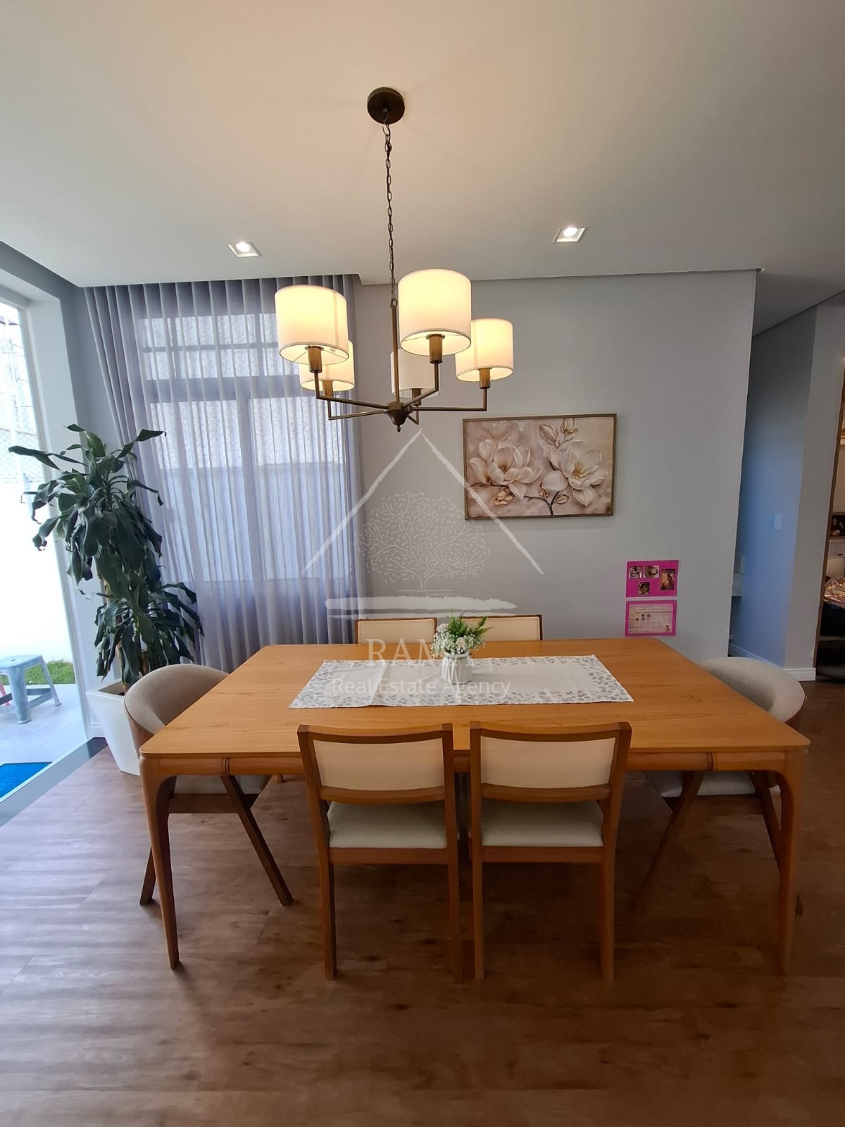 Casa planejada Condomínio apx. 180m² c/ 3 Quartos, fachada imponente e quintal..