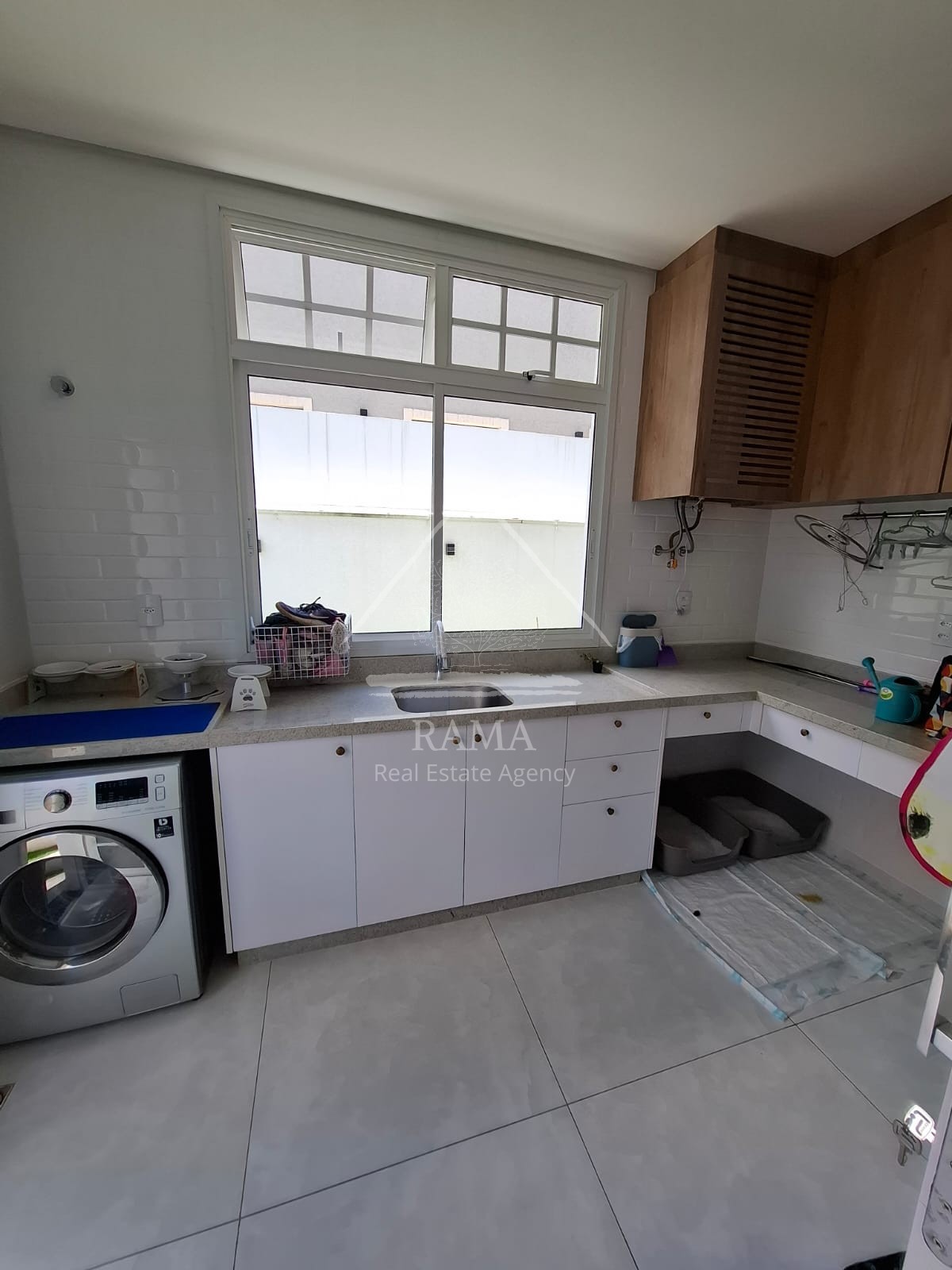 Casa planejada em Condomínio aprox. 180m² 3 Quartos, Suíte, 2 vagas e quintal