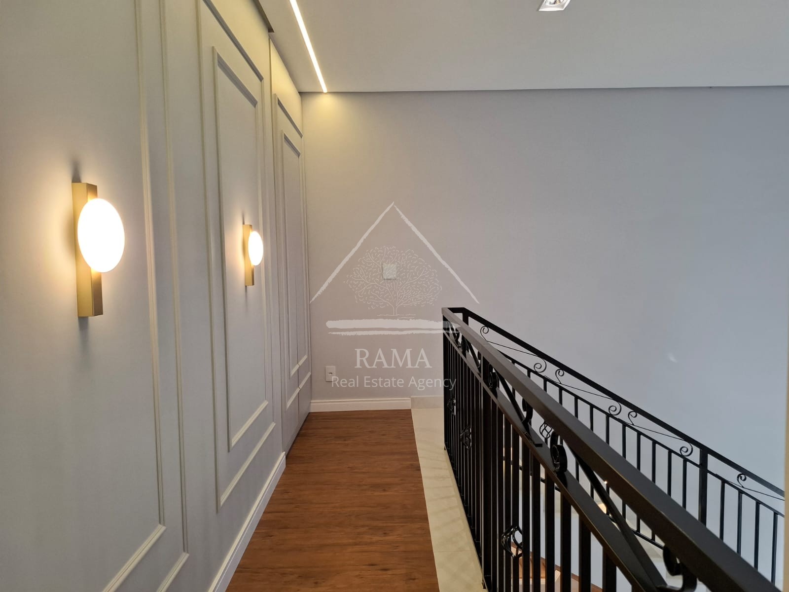 Casa planejada em Condomínio aprox. 180m² 3 Quartos, Suíte, 2 vagas e quintal