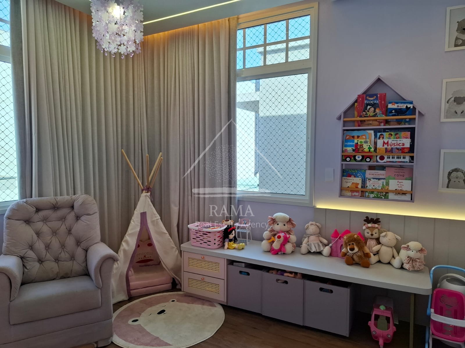 Casa planejada em Condomínio aprox. 180m² 3 Quartos, Suíte, 2 vagas e quintal