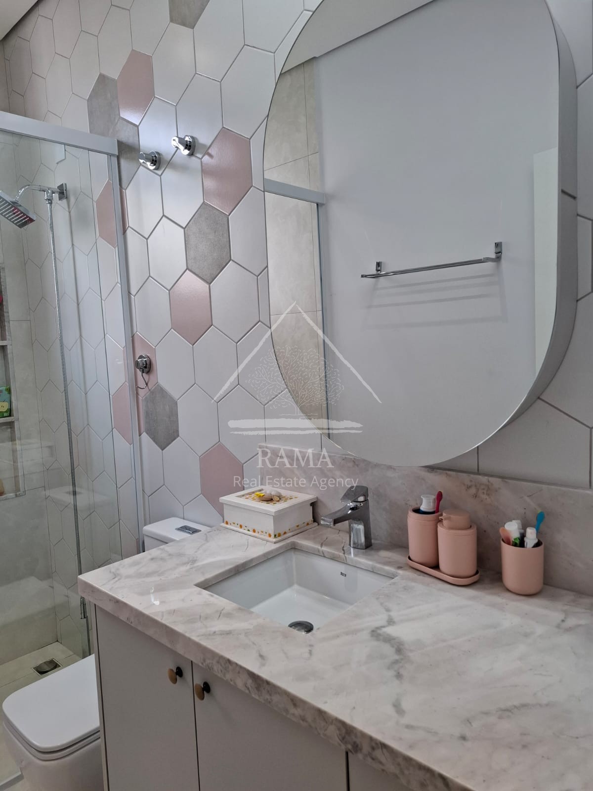 Casa planejada em Condomínio aprox. 180m² 3 Quartos, Suíte, 2 vagas e quintal