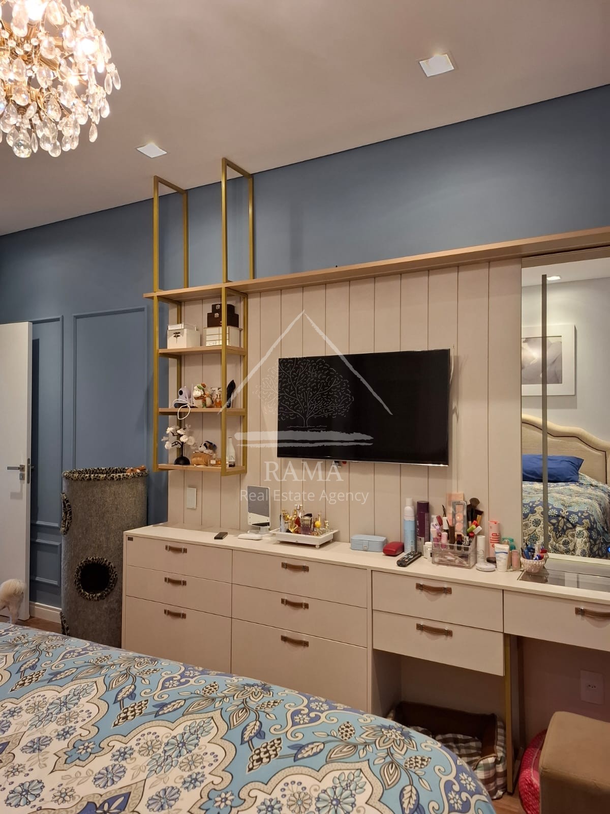 Casa planejada em Condomínio aprox. 180m² 3 Quartos, Suíte, 2 vagas e quintal