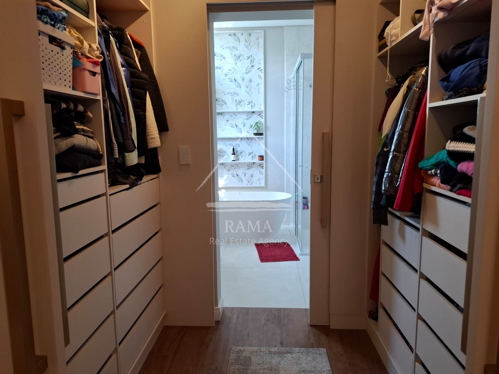 Casa planejada em Condomínio aprox. 180m² 3 Quartos, Suíte, 2 vagas e quintal