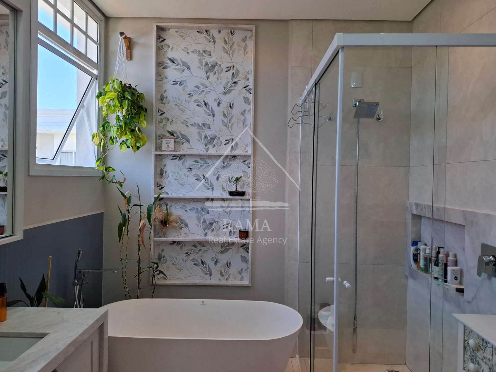 Casa planejada em Condomínio aprox. 180m² 3 Quartos, Suíte, 2 vagas e quintal