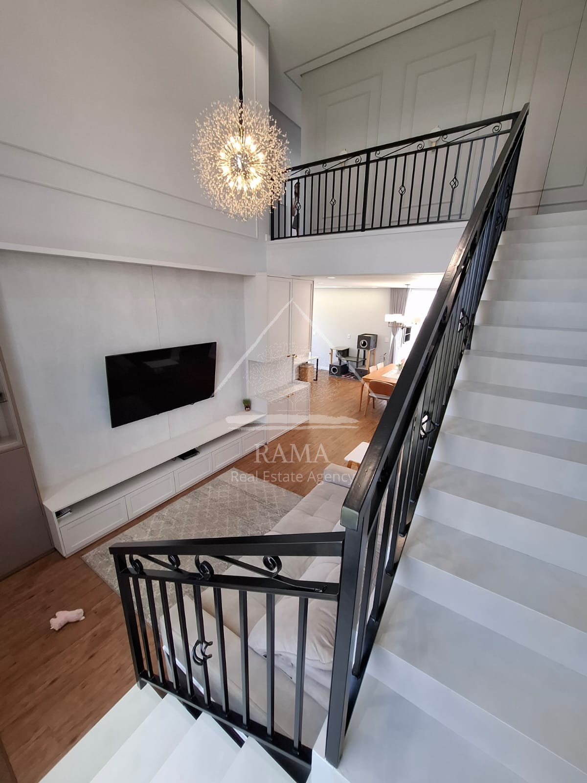 Casa planejada Condomínio apx. 180m² c/ 3 Quartos, fachada imponente e quintal..