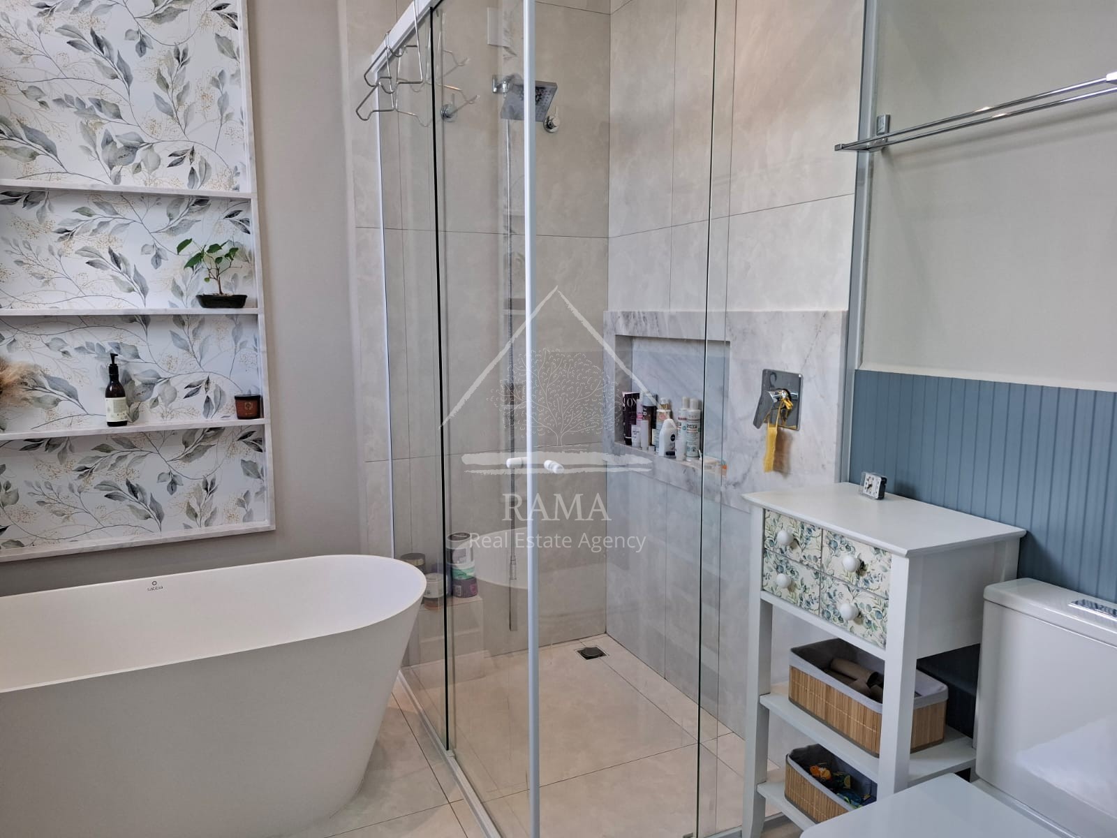 Casa planejada em Condomínio aprox. 180m² 3 Quartos, Suíte, 2 vagas e quintal