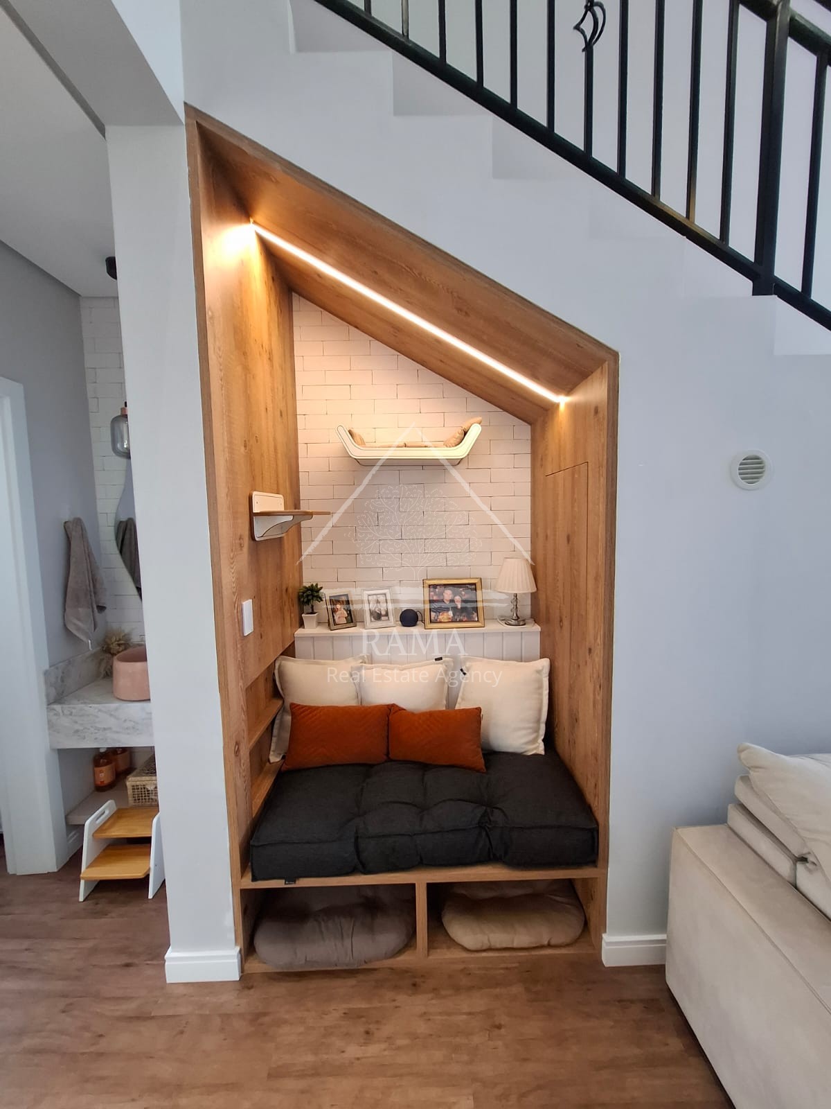 Casa planejada em Condomínio aprox. 180m² 3 Quartos, Suíte, 2 vagas e quintal