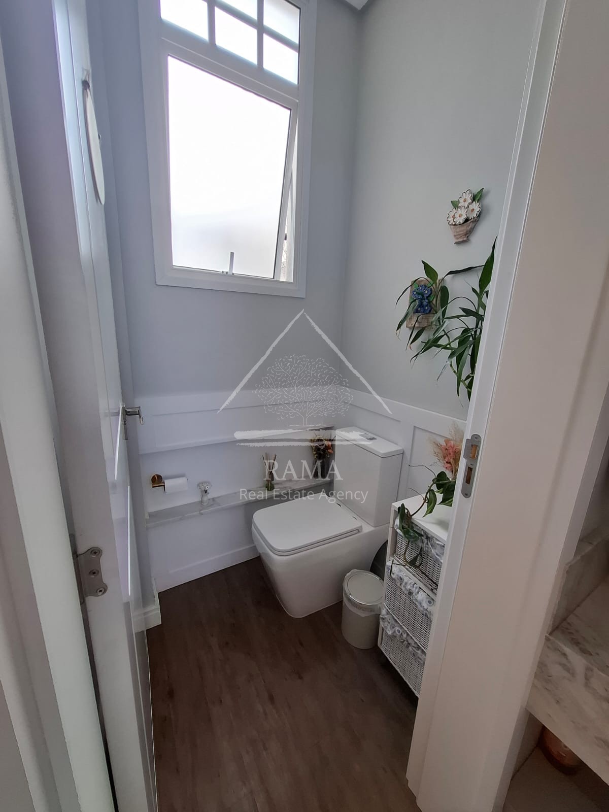 Casa planejada em Condomínio aprox. 180m² 3 Quartos, Suíte, 2 vagas e quintal