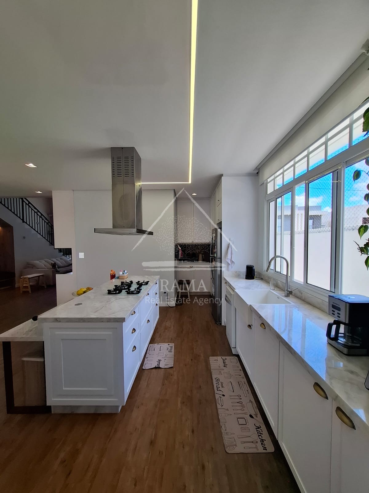 Casa planejada em Condomínio aprox. 180m² 3 Quartos, Suíte, 2 vagas e quintal