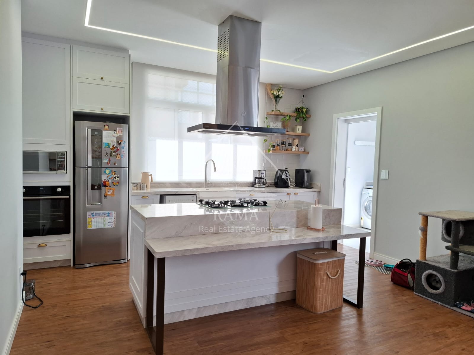 Casa planejada Condomínio apx. 180m² c/ 3 Quartos, fachada imponente e quintal..