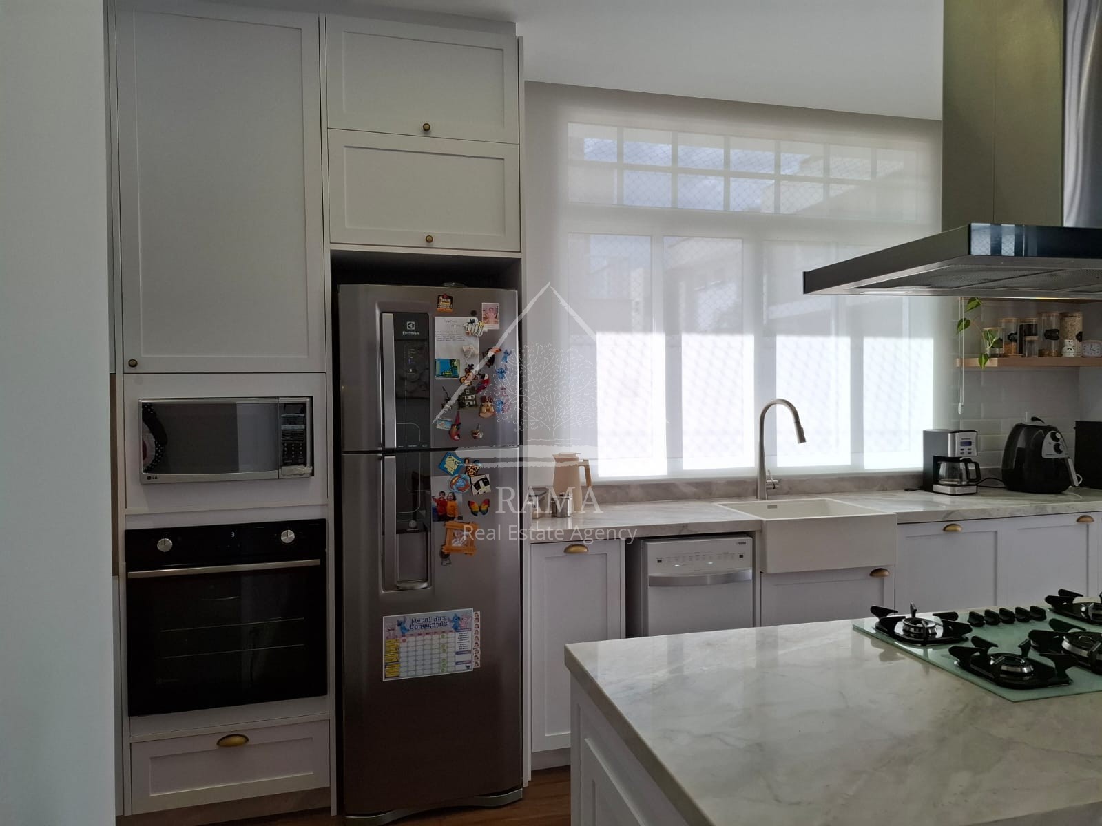 Casa planejada Condomínio apx. 180m² c/ 3 Quartos, fachada imponente e quintal..