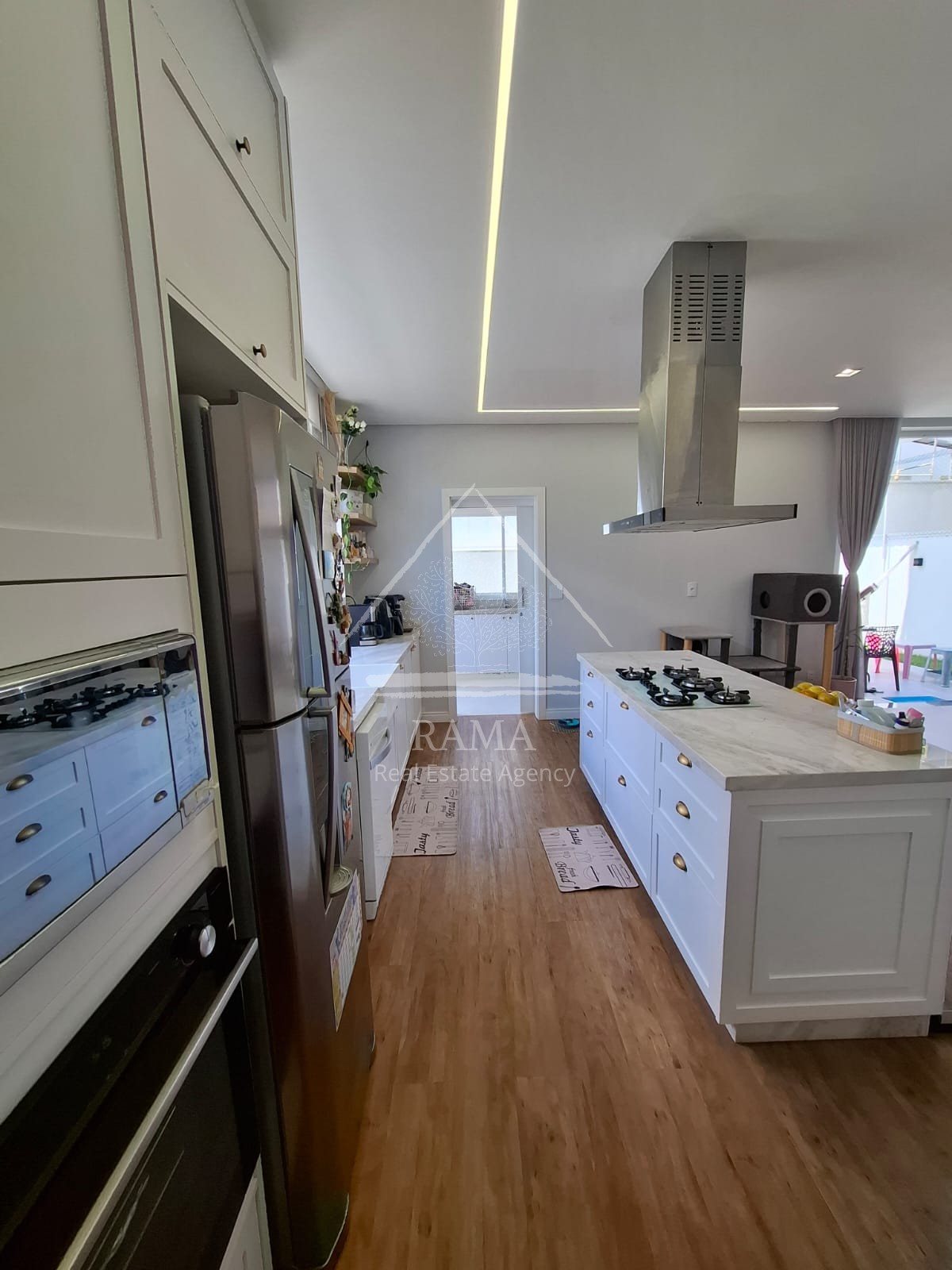 Casa planejada Condomínio apx. 180m² c/ 3 Quartos, fachada imponente e quintal..