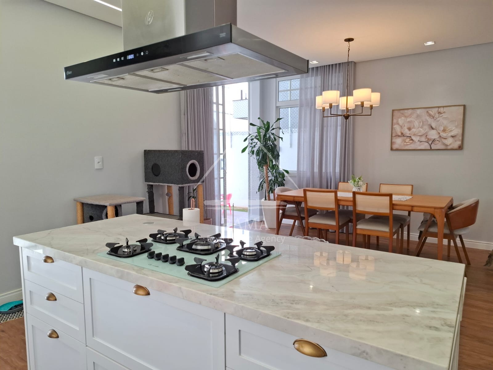 Casa planejada Condomínio apx. 180m² c/ 3 Quartos, fachada imponente e quintal..