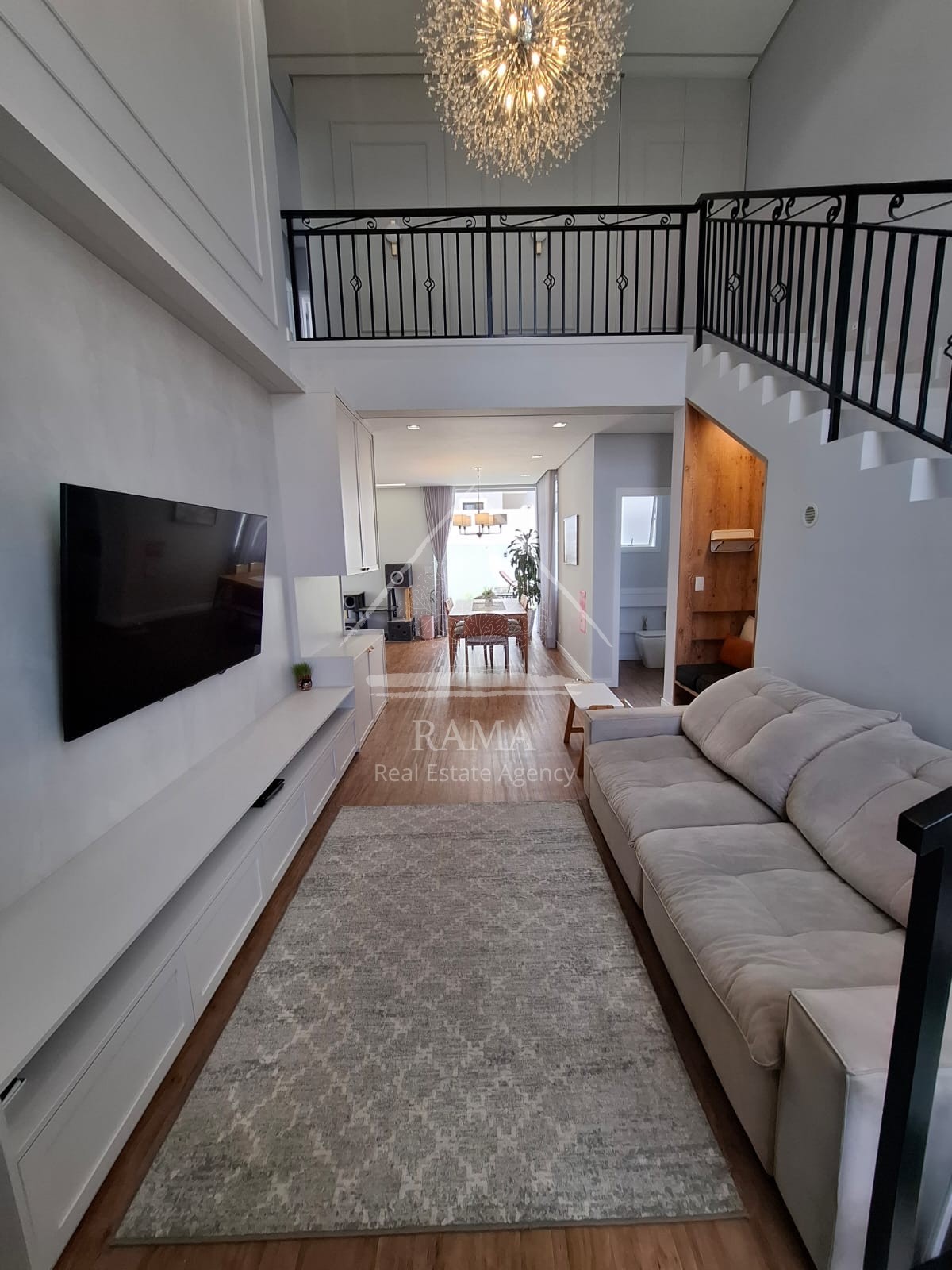 Casa planejada Condomínio apx. 180m² c/ 3 Quartos, fachada imponente e quintal..