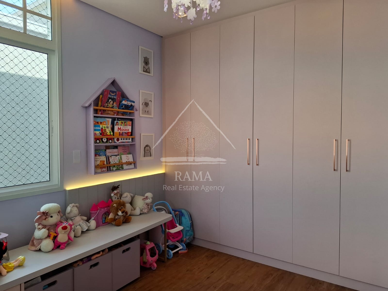 Casa planejada Condomínio apx. 180m² c/ 3 Quartos, fachada imponente e quintal..