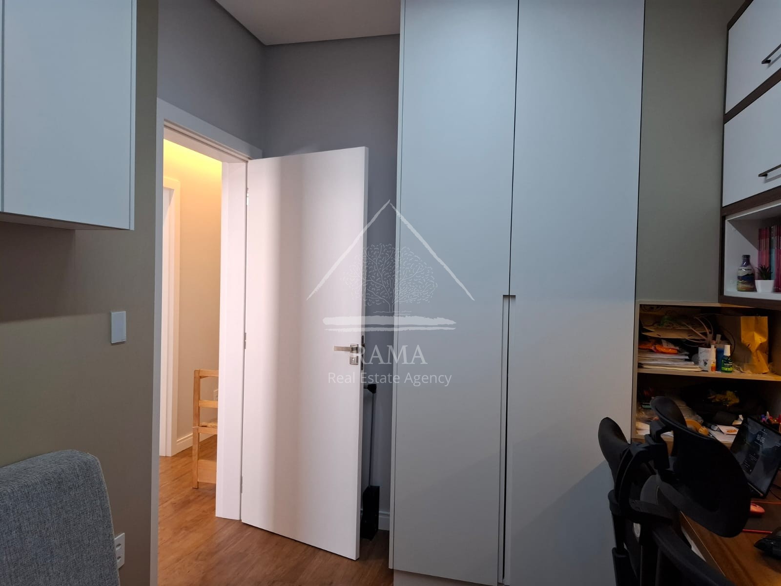 Casa planejada Condomínio apx. 180m² c/ 3 Quartos, fachada imponente e quintal..