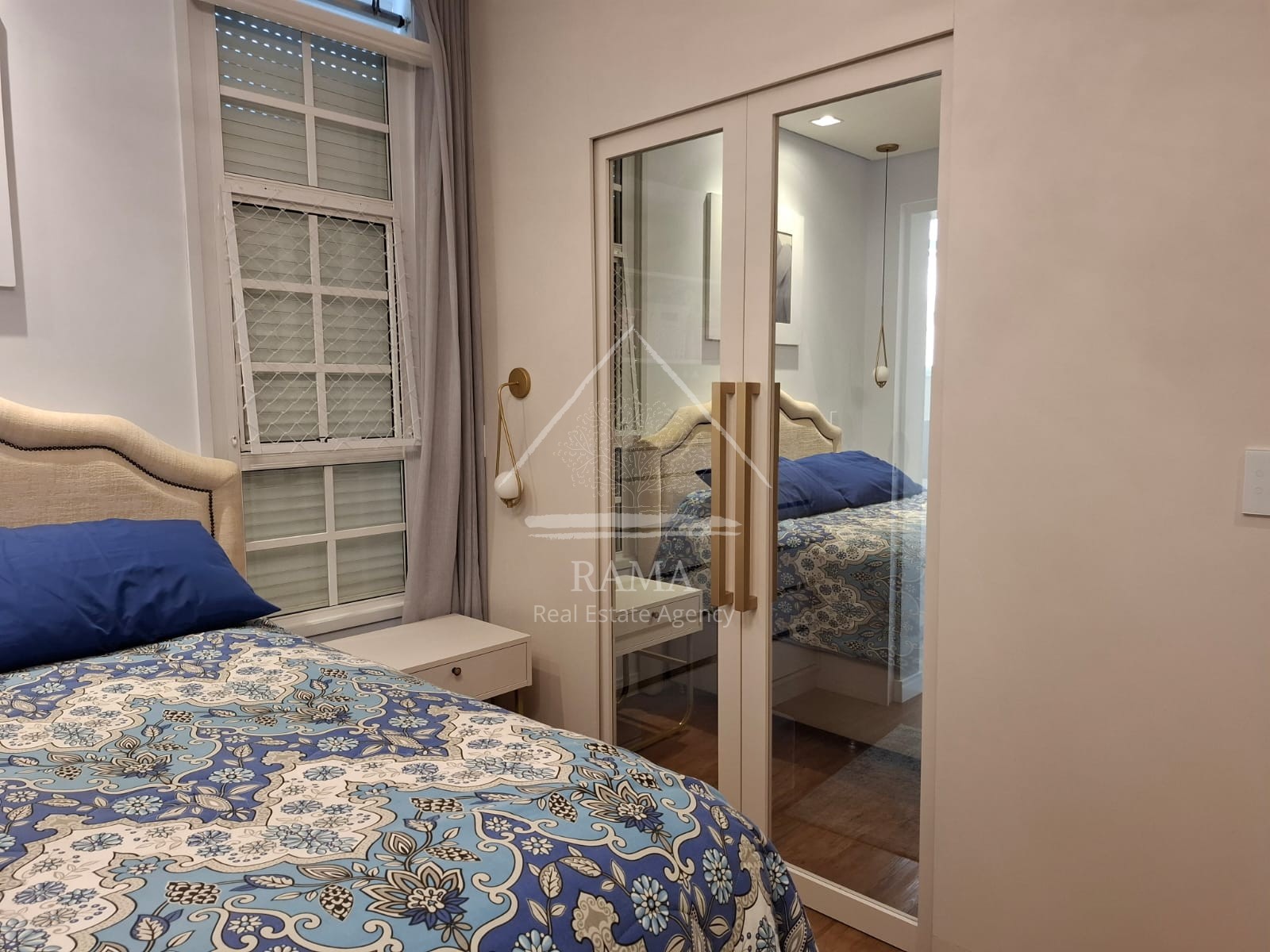 Casa planejada Condomínio apx. 180m² c/ 3 Quartos, fachada imponente e quintal..