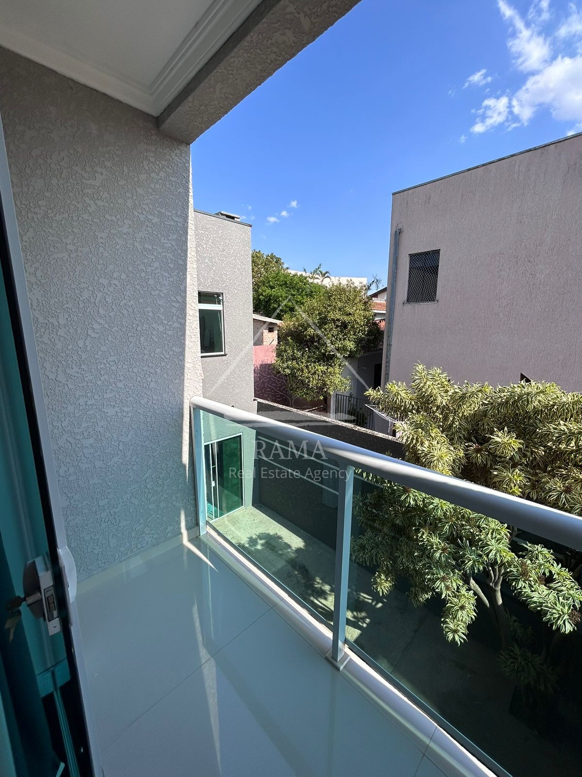 Casa com Sala Comercial, 3 Quartos e 3 Vagas de Garagem no Nova Rússia