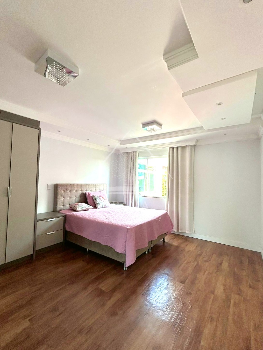 Casa com Sala Comercial, 3 Quartos e 3 Vagas de Garagem no Nova Rússia