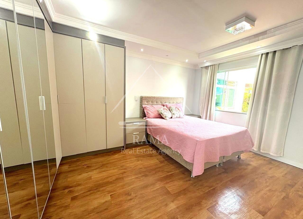 Casa com Sala Comercial, 3 Quartos e 3 Vagas de Garagem no Nova Rússia