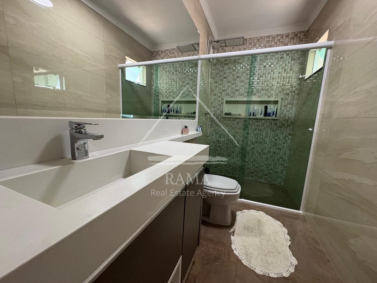 Casa com Sala Comercial, 3 Quartos e 3 Vagas de Garagem no Nova Rússia