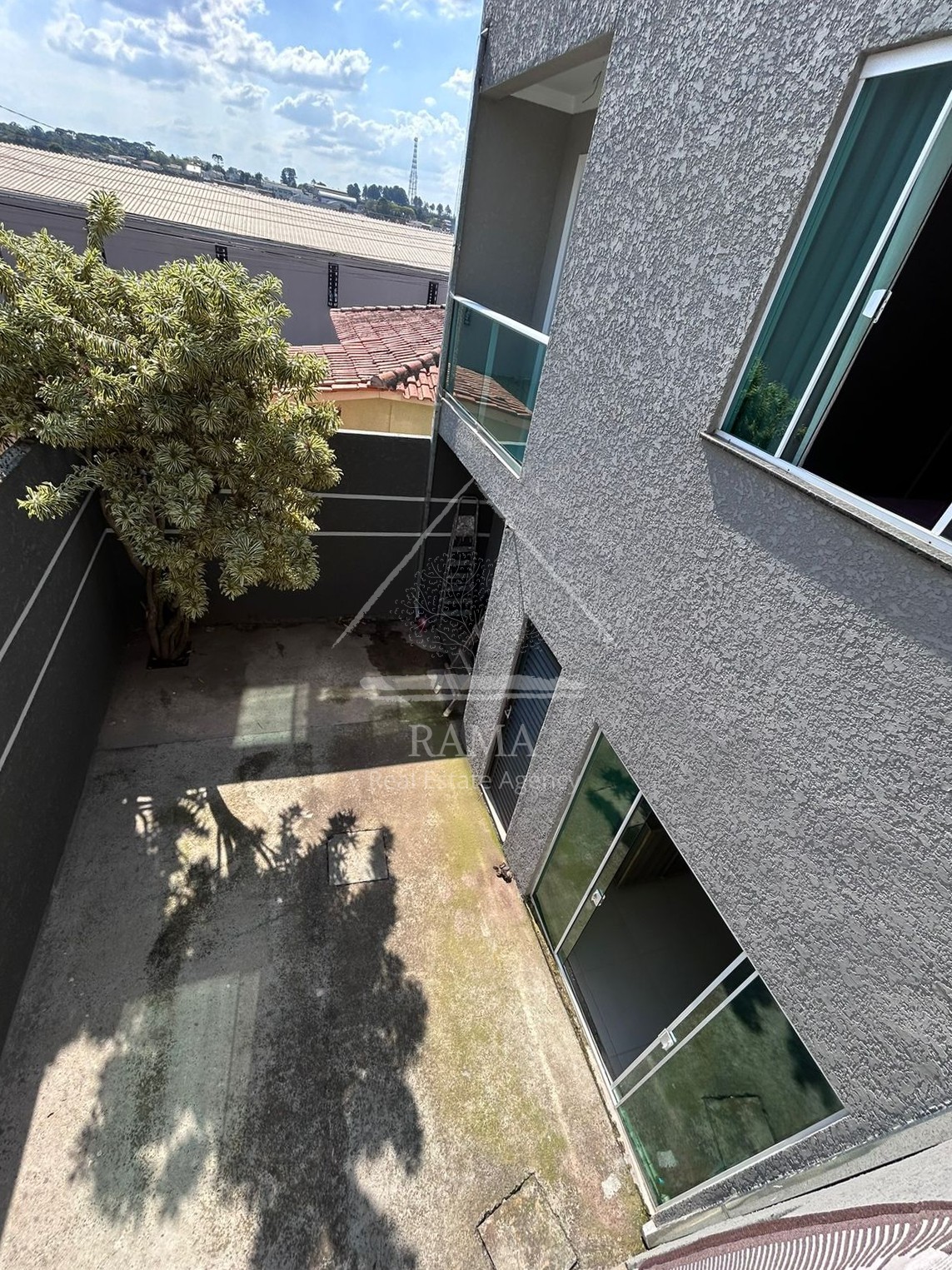 Casa com Sala Comercial, 3 Quartos e 3 Vagas de Garagem no Nova Rússia