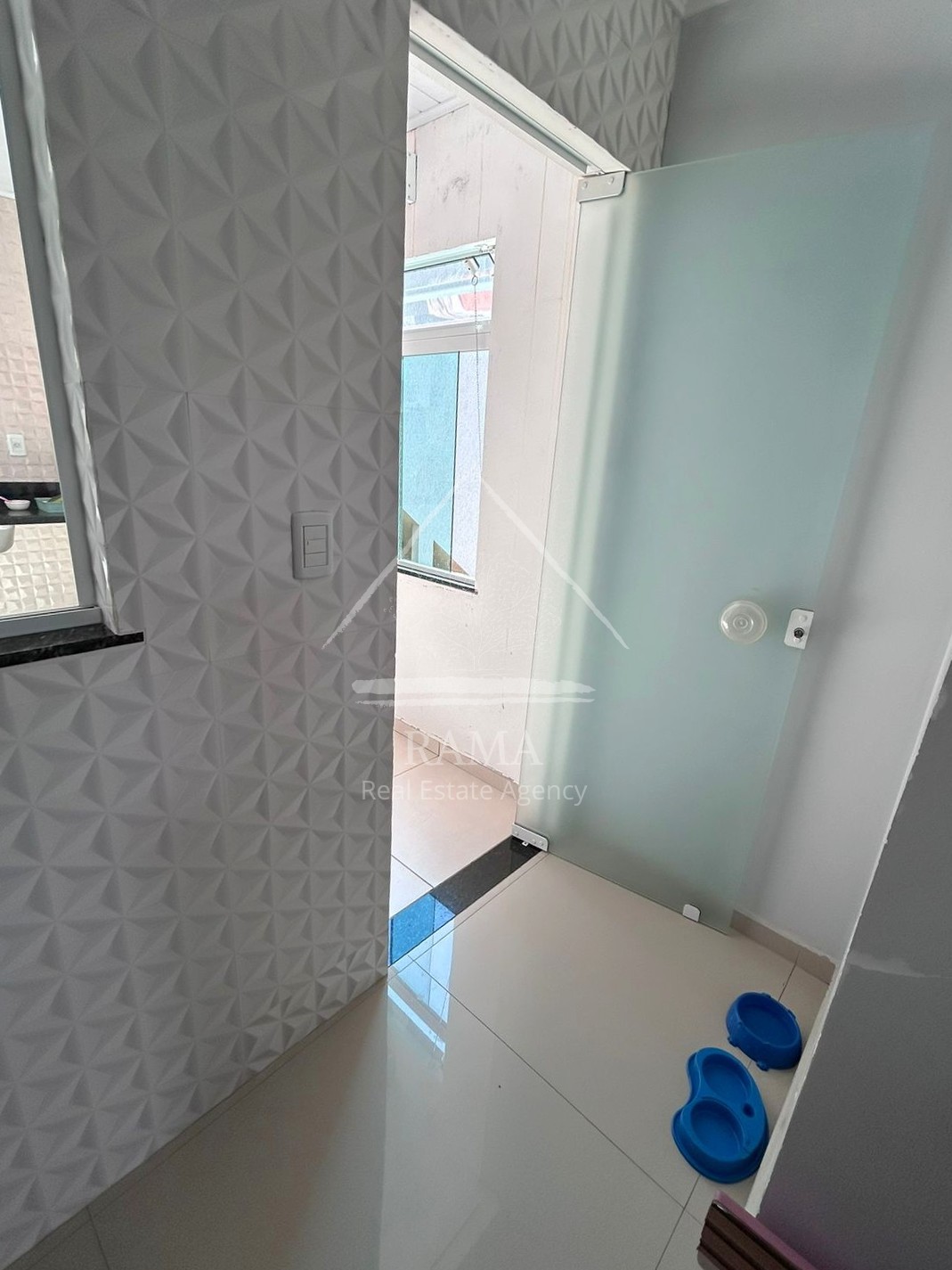 Casa com Sala Comercial, 3 Quartos e 3 Vagas de Garagem no Nova Rússia