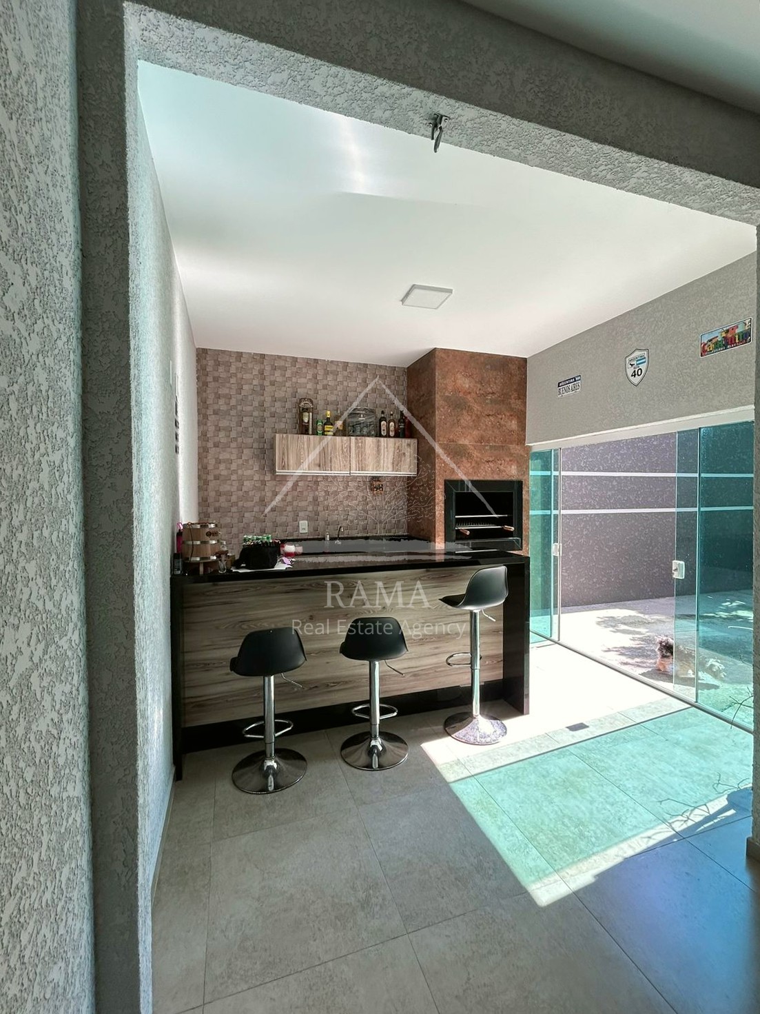 Casa com Sala Comercial, 3 Quartos e 3 Vagas de Garagem no Nova Rússia