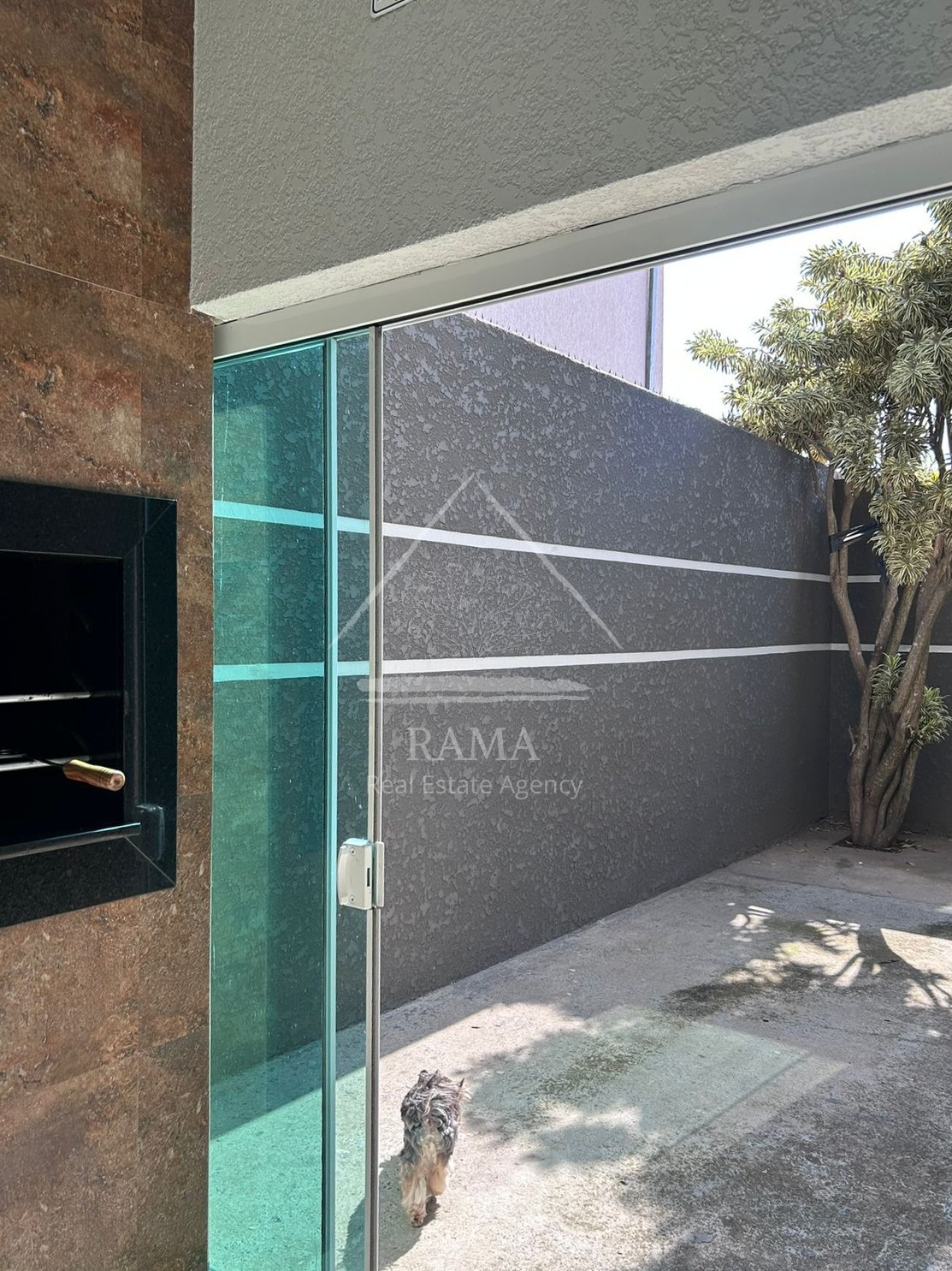 Casa com Sala Comercial, 3 Quartos e 3 Vagas de Garagem no Nova Rússia