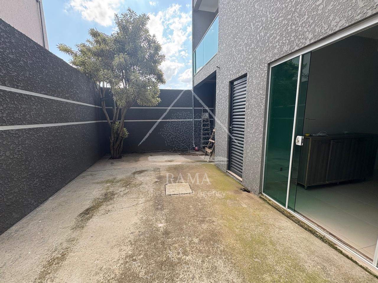 Casa com Sala Comercial, 3 Quartos e 3 Vagas de Garagem no Nova Rússia