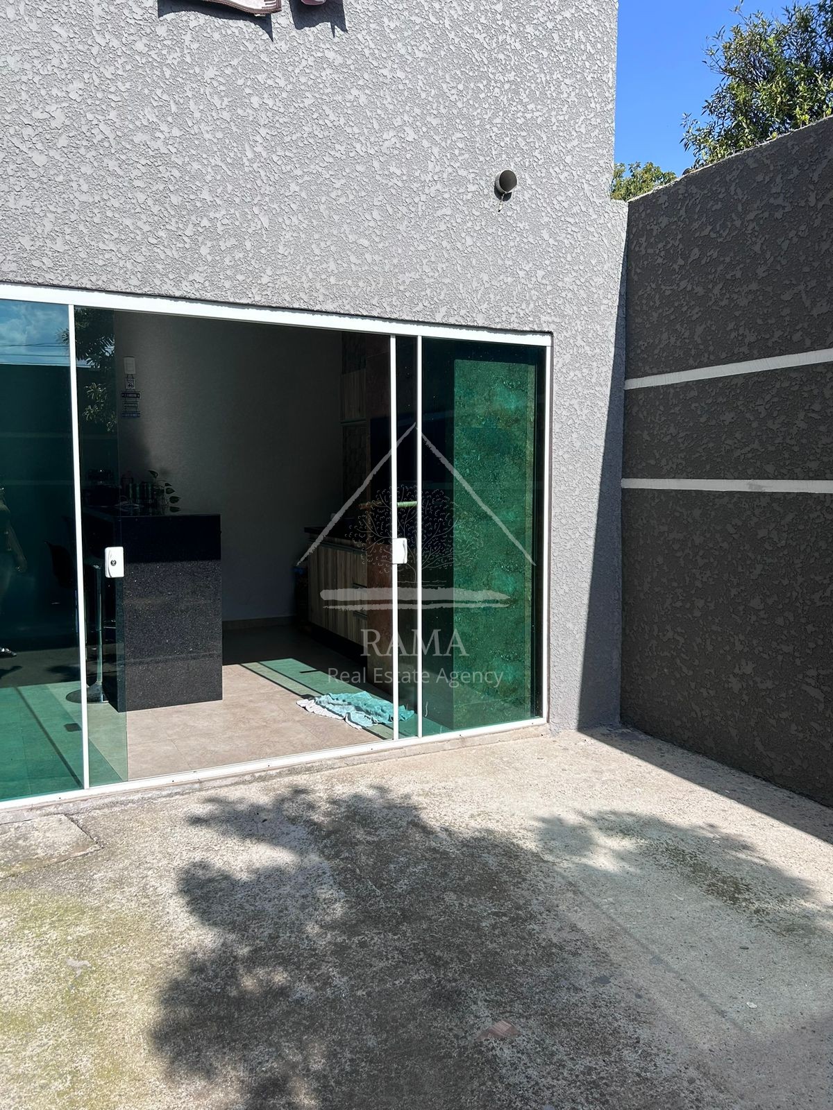 Casa com Sala Comercial, 3 Quartos e 3 Vagas de Garagem no Nova Rússia