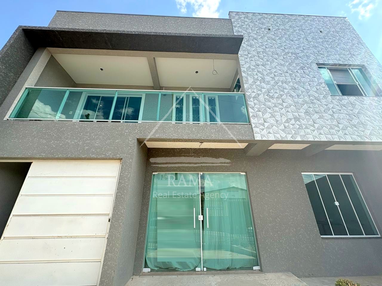 Casa com Sala Comercial, 3 Quartos e 3 Vagas de Garagem no Nova Rússia