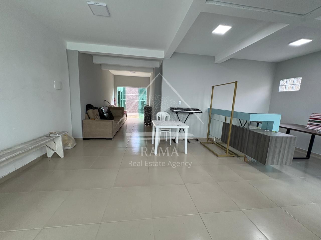 Casa com Sala Comercial, 3 Quartos e 3 Vagas de Garagem no Nova Rússia