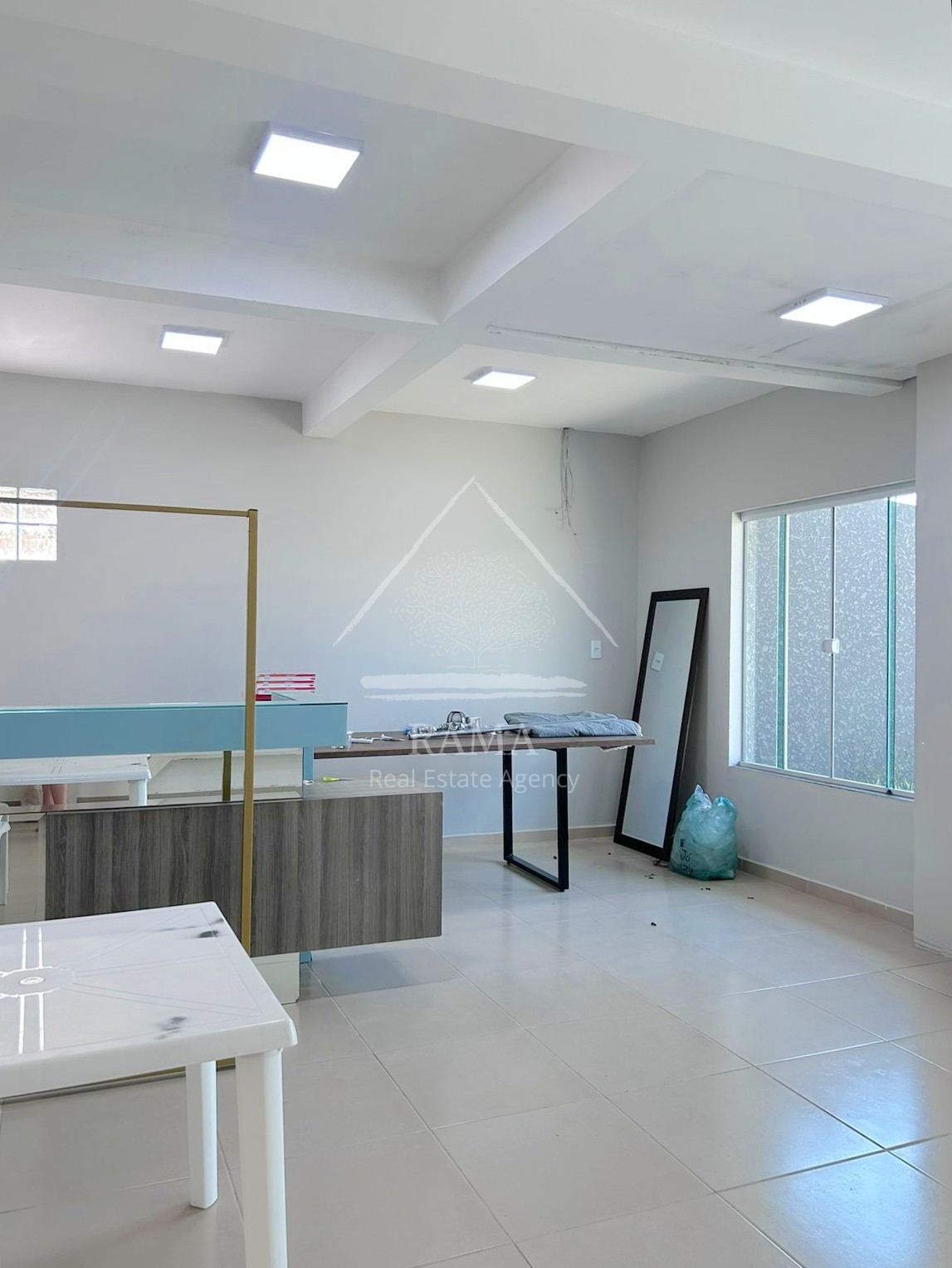 Casa com Sala Comercial, 3 Quartos e 3 Vagas de Garagem no Nova Rússia