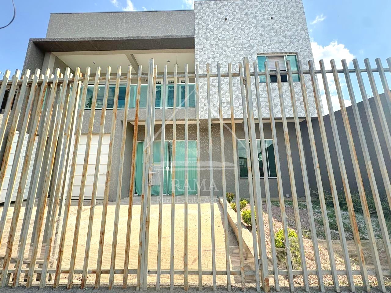 Casa com Sala Comercial, 3 Quartos e 3 Vagas de Garagem no Nova Rússia