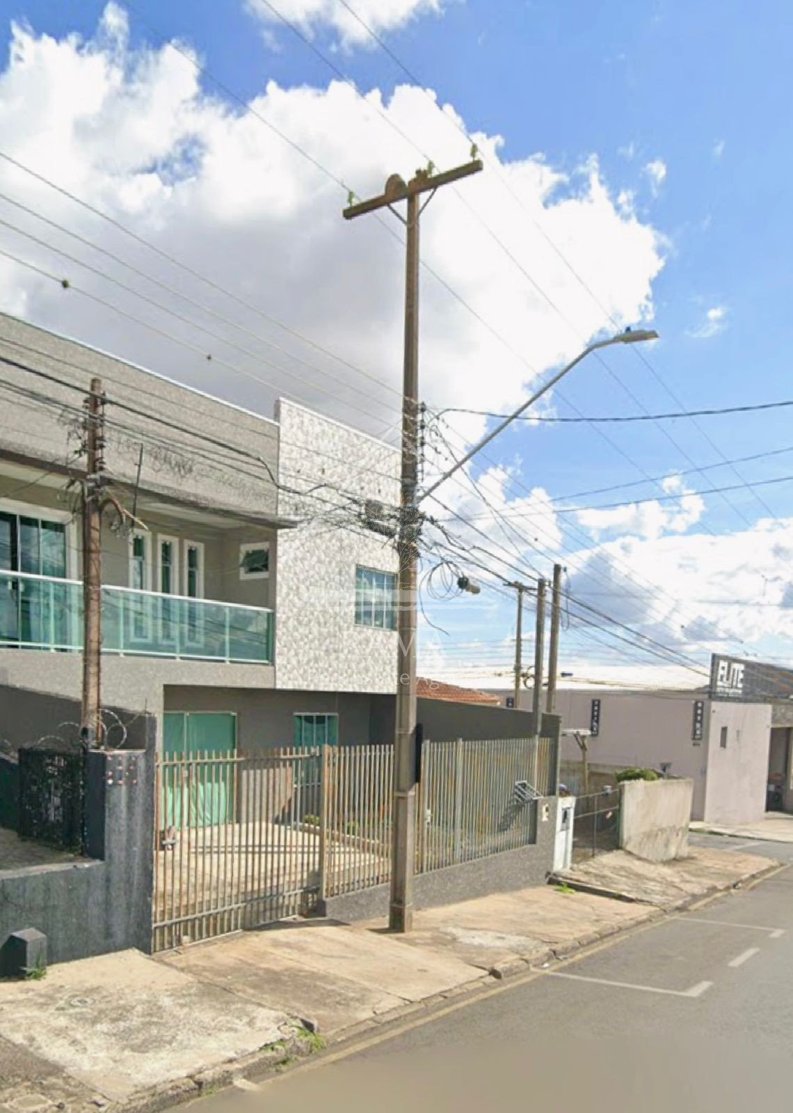 Casa com Sala Comercial, 3 Quartos e 3 Vagas de Garagem no Nova Rússia