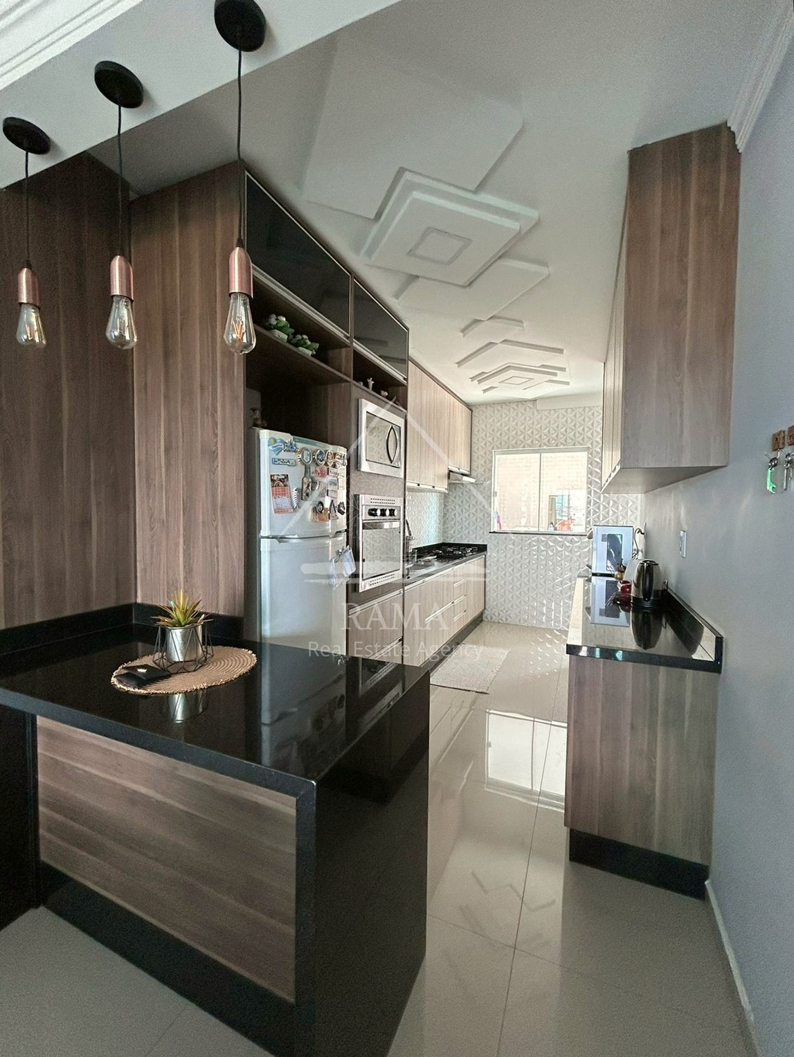 Casa com Sala Comercial, 3 Quartos e 3 Vagas de Garagem no Nova Rússia