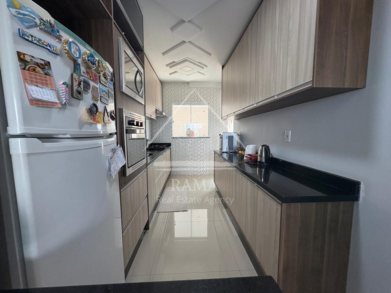 Casa com Sala Comercial, 3 Quartos e 3 Vagas de Garagem no Nova Rússia