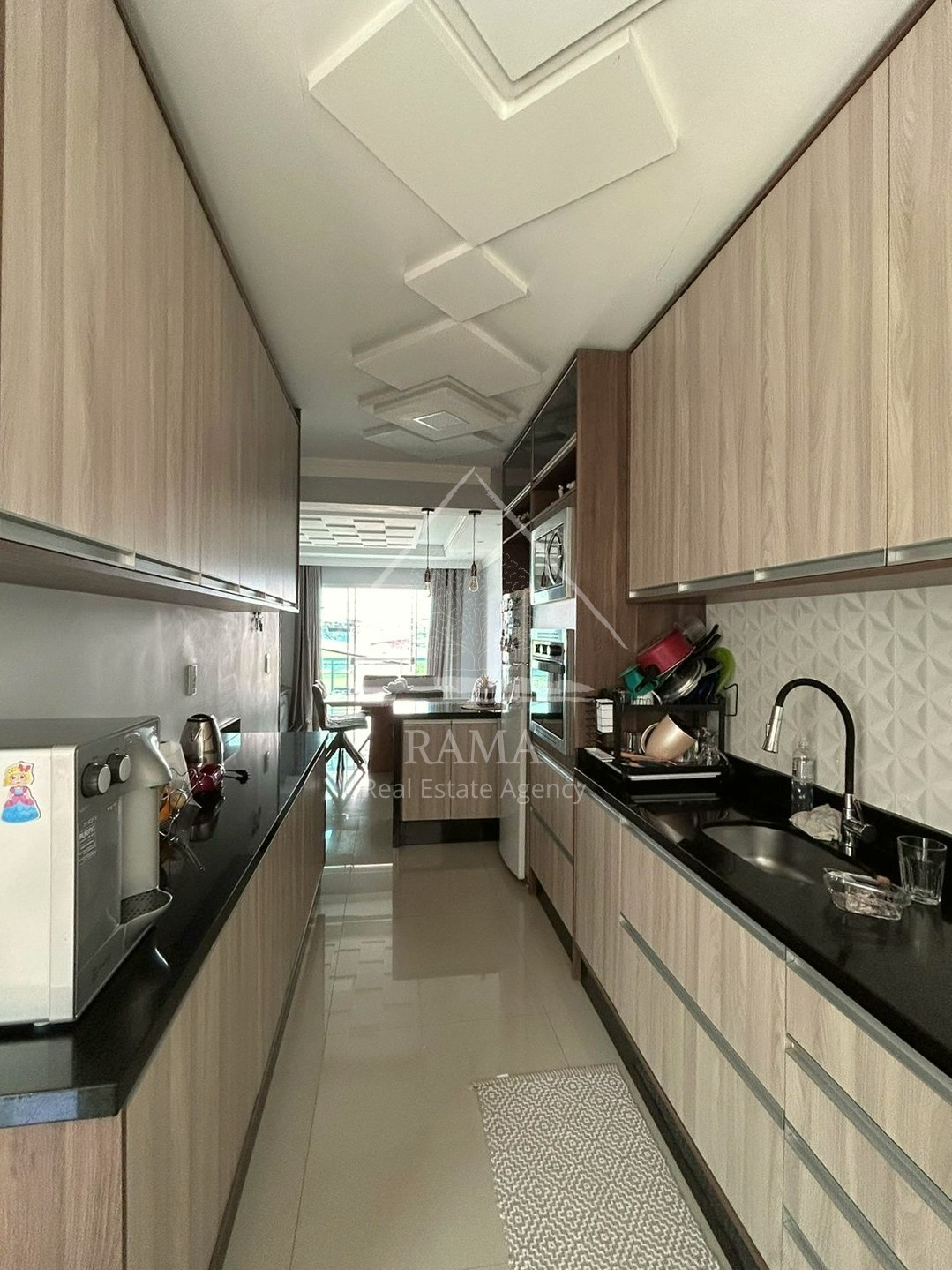 Casa com Sala Comercial, 3 Quartos e 3 Vagas de Garagem no Nova Rússia