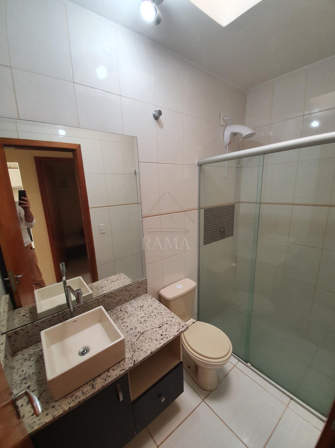 Casa aprox. 110m² com 3 Quartos, Suíte, 2 vagas e quintal no Jd. Carvalho!