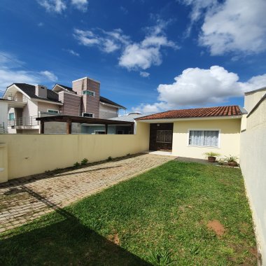 Casa aprox. 110m² com 3 Quartos, Suíte, 2 vagas e quintal no Jd. Carvalho!