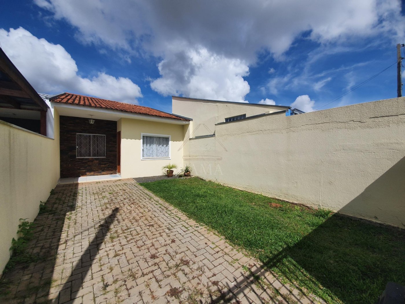 Casa aprox. 110m² com 3 Quartos, Suíte, 2 vagas e quintal no Jd. Carvalho!