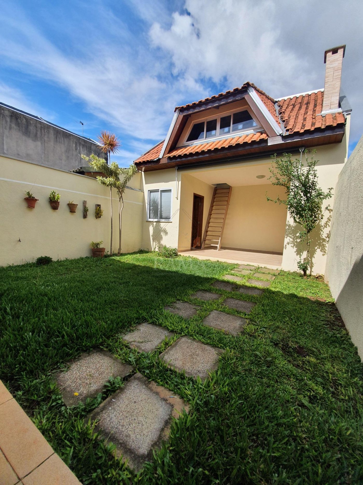 Casa aprox. 110m² com 3 Quartos, Suíte, 2 vagas e quintal no Jd. Carvalho!
