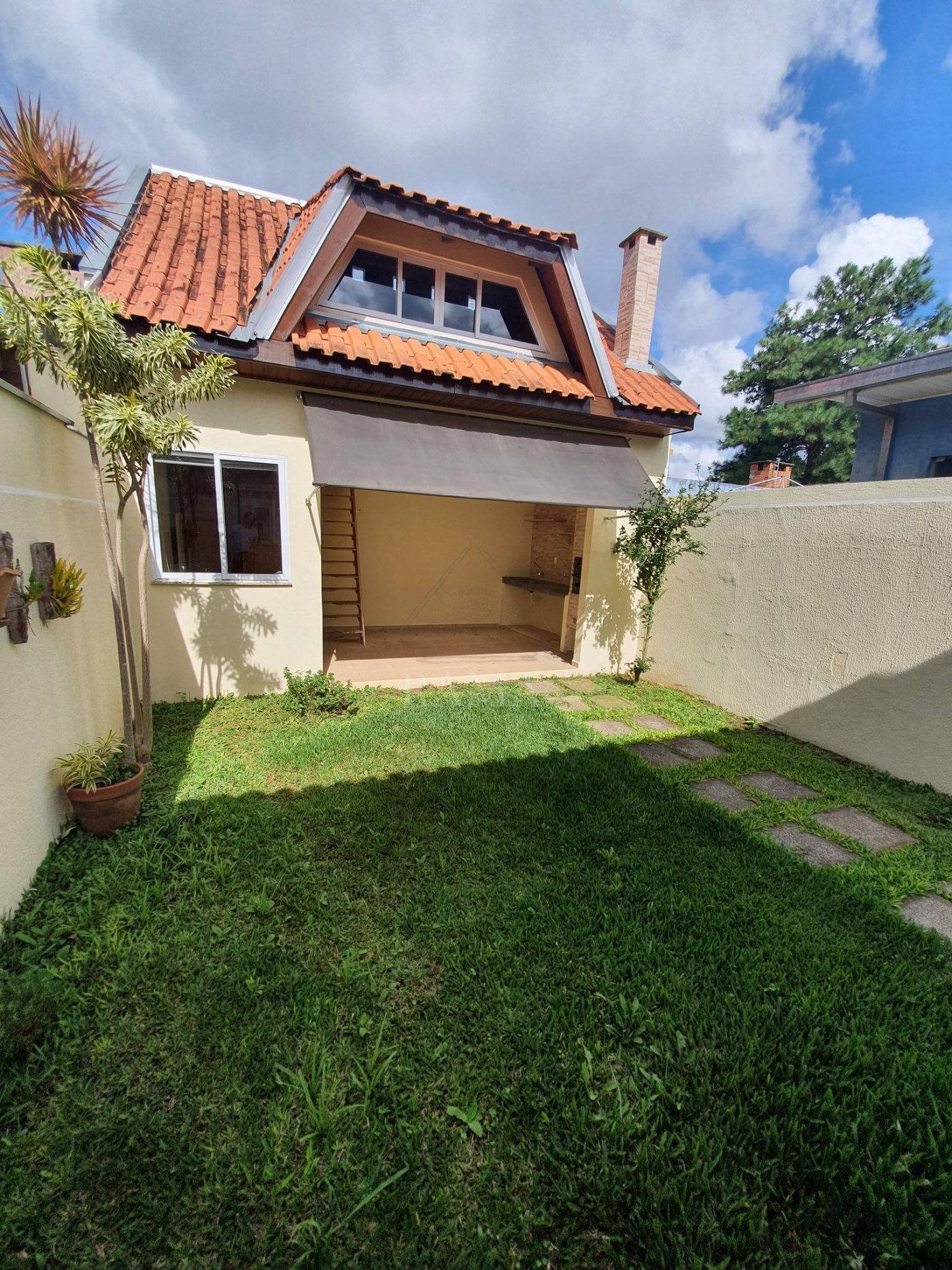 Casa aprox. 110m² com 3 Quartos, Suíte, 2 vagas e quintal no Jd. Carvalho!