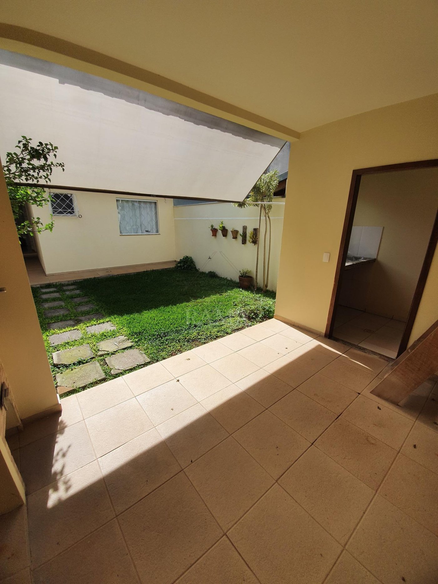 Casa aprox. 110m² com 3 Quartos, Suíte, 2 vagas e quintal no Jd. Carvalho!