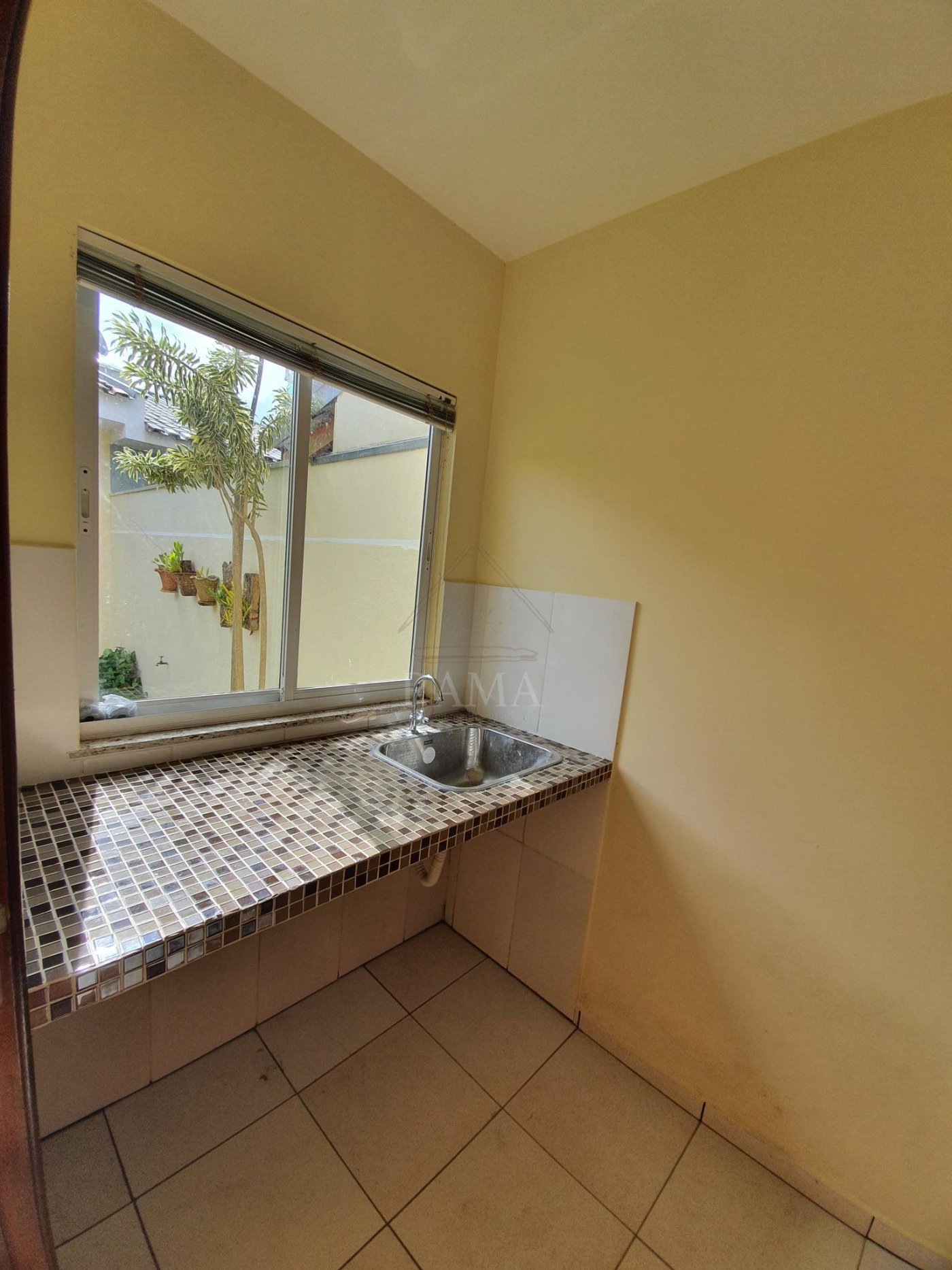 Casa aprox. 110m² com 3 Quartos, Suíte, 2 vagas e quintal no Jd. Carvalho!