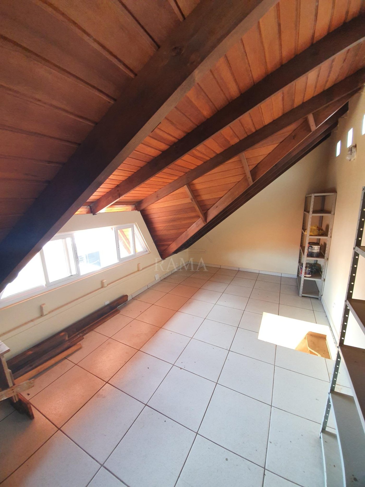 Casa aprox. 110m² com 3 Quartos, Suíte, 2 vagas e quintal no Jd. Carvalho!