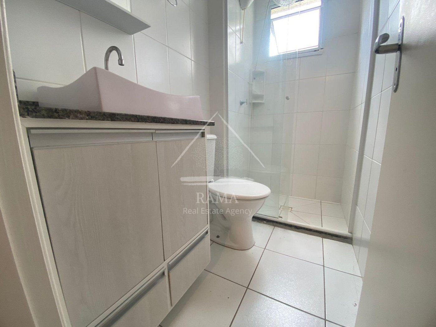 Apto semi-mobiliado no Condomínio Campo Alegre com 3 Quartos e completa área de Lazer